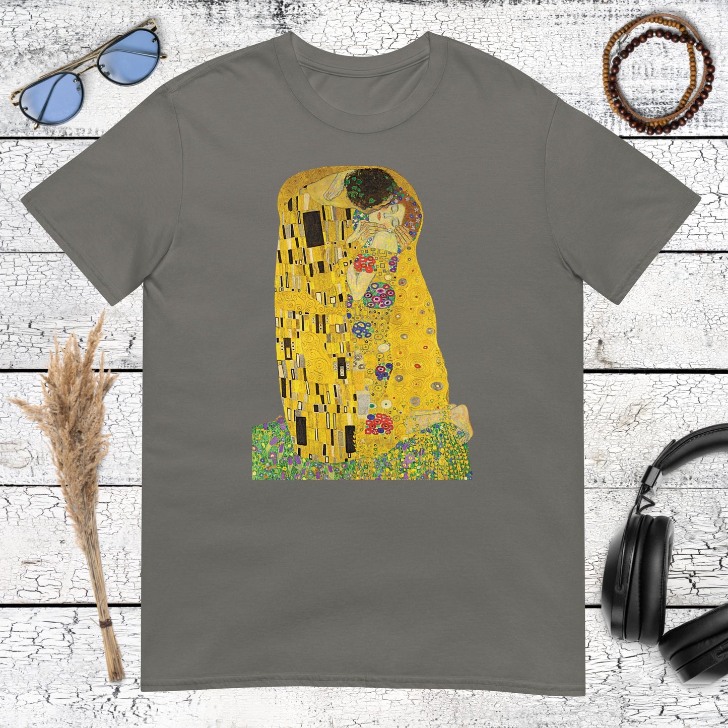 Elegant charcoal t-shirt showcasing the iconic golden patterns of Gustav Klimt's The Kiss painting