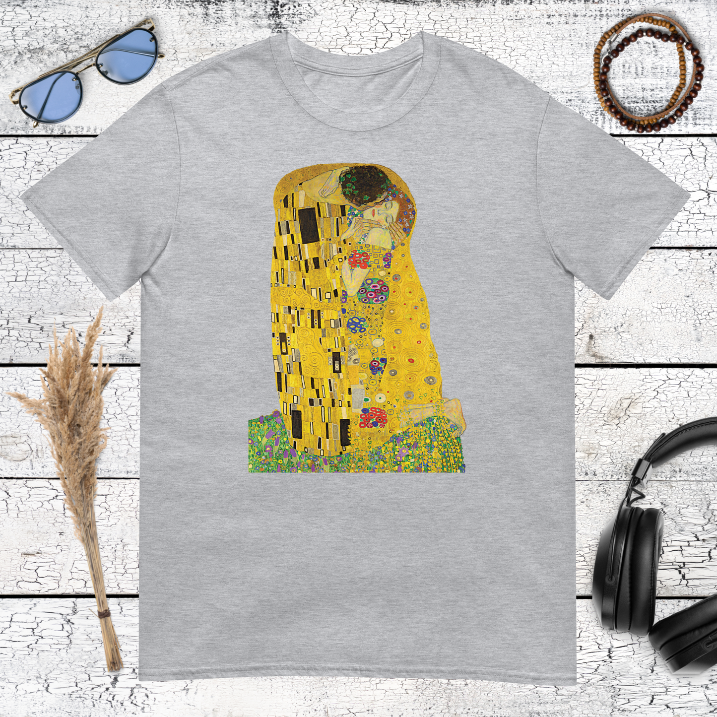 Casual grey t-shirt featuring the famous symbolist painting The Kiss by Klimt